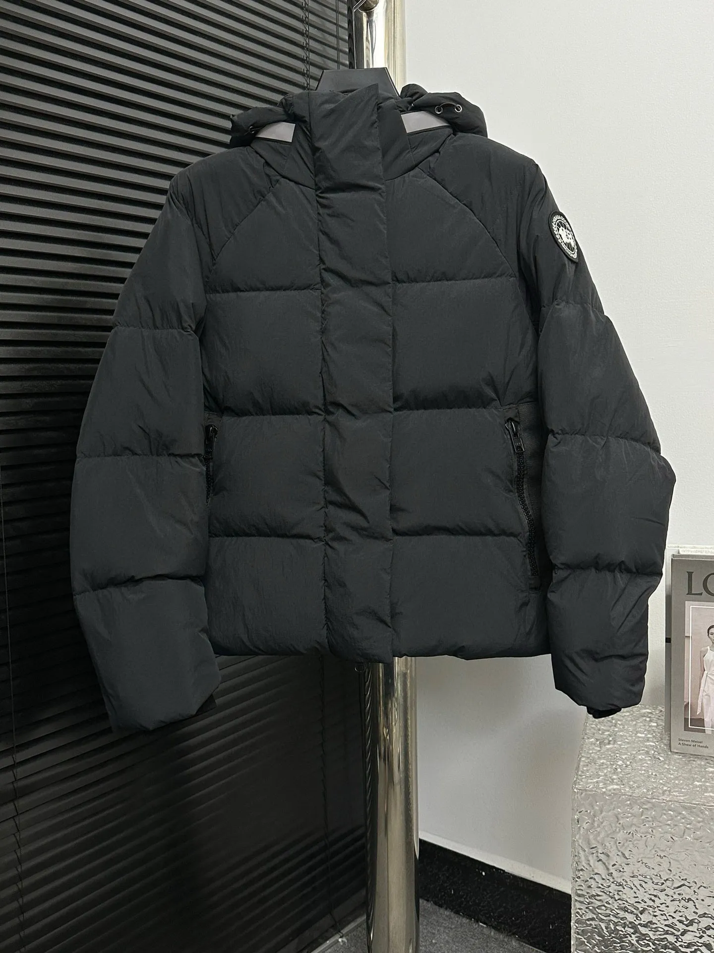 P780 【𝘾𝘼𝙉𝘼𝘿𝘼 𝙂𝙊𝙊𝙎𝙀】Canada Goose Junction/3M Reflective Black Label Parker/2602LB Ouyang Nana’s same Junction Parker is made of CORDURA@’s super-soft EnduraLuxe fabric, which enhances the durability of easy-wear parts, making it lightweight and durable. 360-degree reflective strips on the collar improve visibility in low-light environments. Features a removable hood for easy transition into warmer weather. Removable premium insulated hood adjusts both ways Sizes: XS-XxL